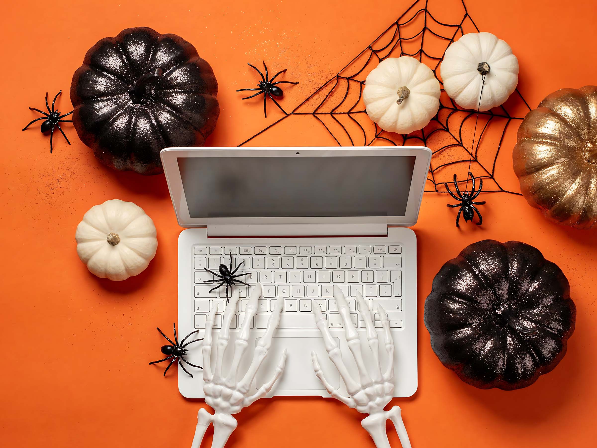 Décoration Halloween autour d'un ordinateur illustrant l'essor de la consommation et des usages digitaux pendant la période d'Halloween